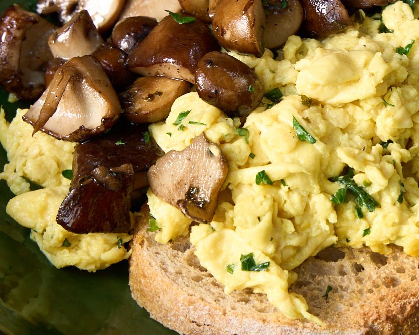 NoEgg Scramble on toast with saut&eacute;ed mushrooms on a green plate